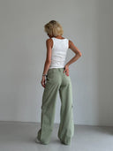 Штани карго – як поєднувати з іншим одягом?