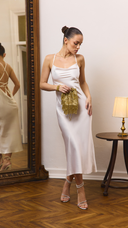 Sukienka z odkrytymi plecami