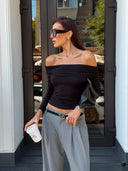 Vidvazhna Off-Shoulder Longsleeve